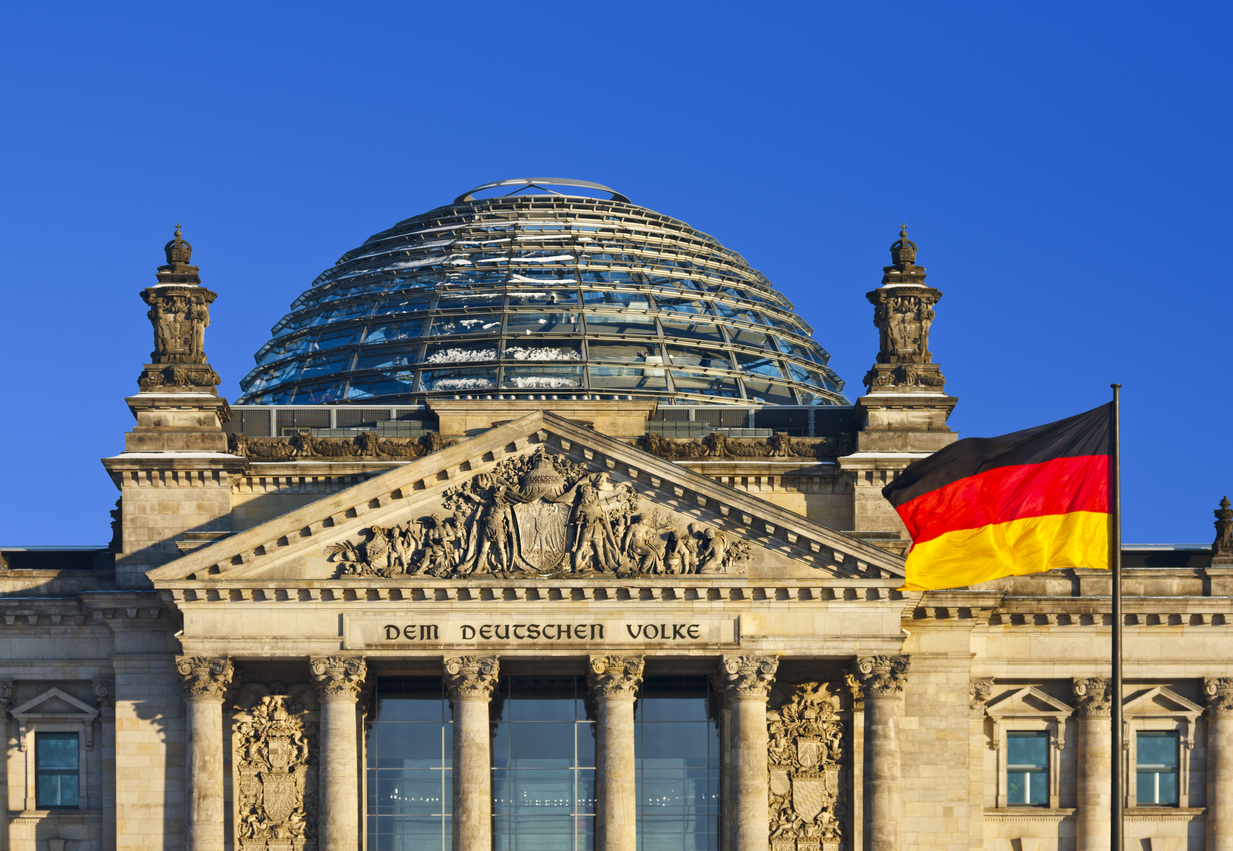 Берлине главе. Reichstag с флагом Германии. Германия Берлин достопримечательности с флагом. Флаг Германии на Рейхстаге. Флаги немецких городов.