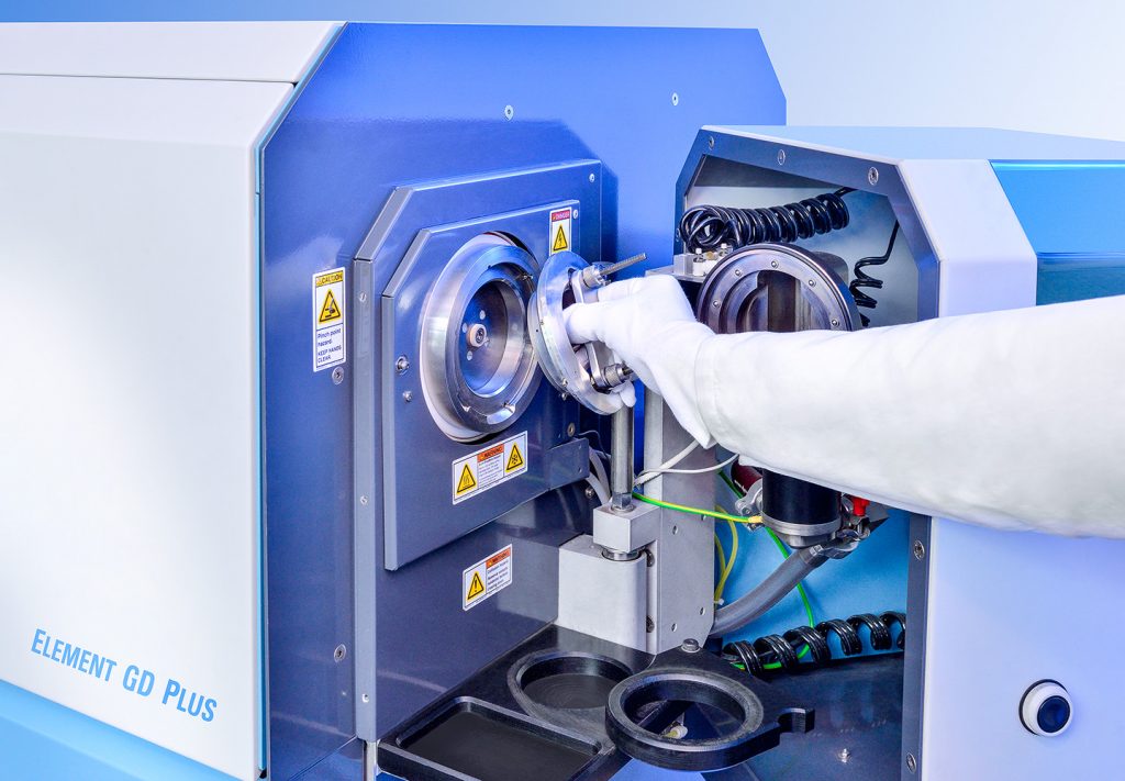 GD-MS Glow Discharge - hmotnostní spektrometrie. Jednotlivé prvky jsou urychlovány velmi silným magnetem. Křivka zrychlení odděluje a identifikuje jednotlivé prvky a izotopy.